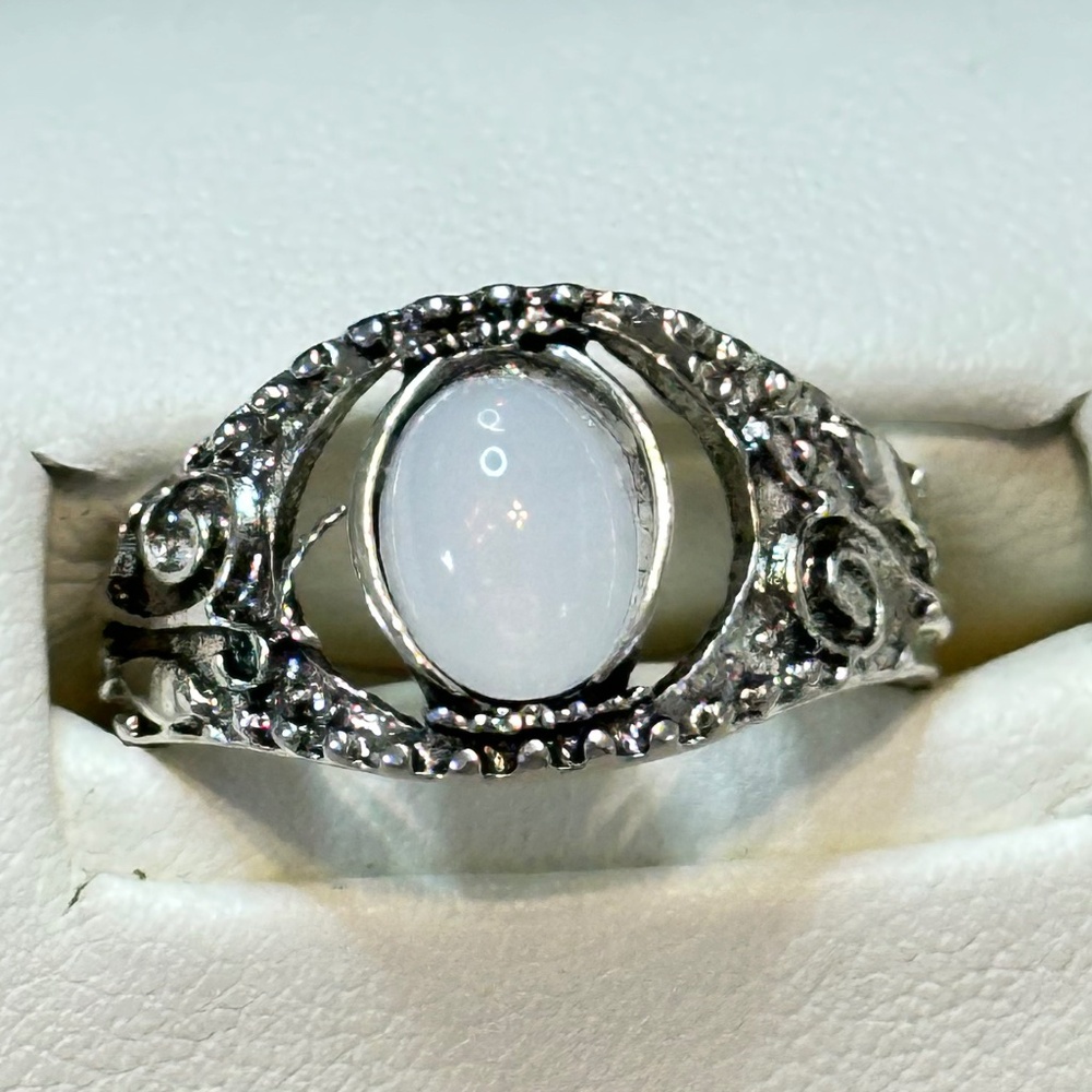 Silver ring w/white oval cats eye stone